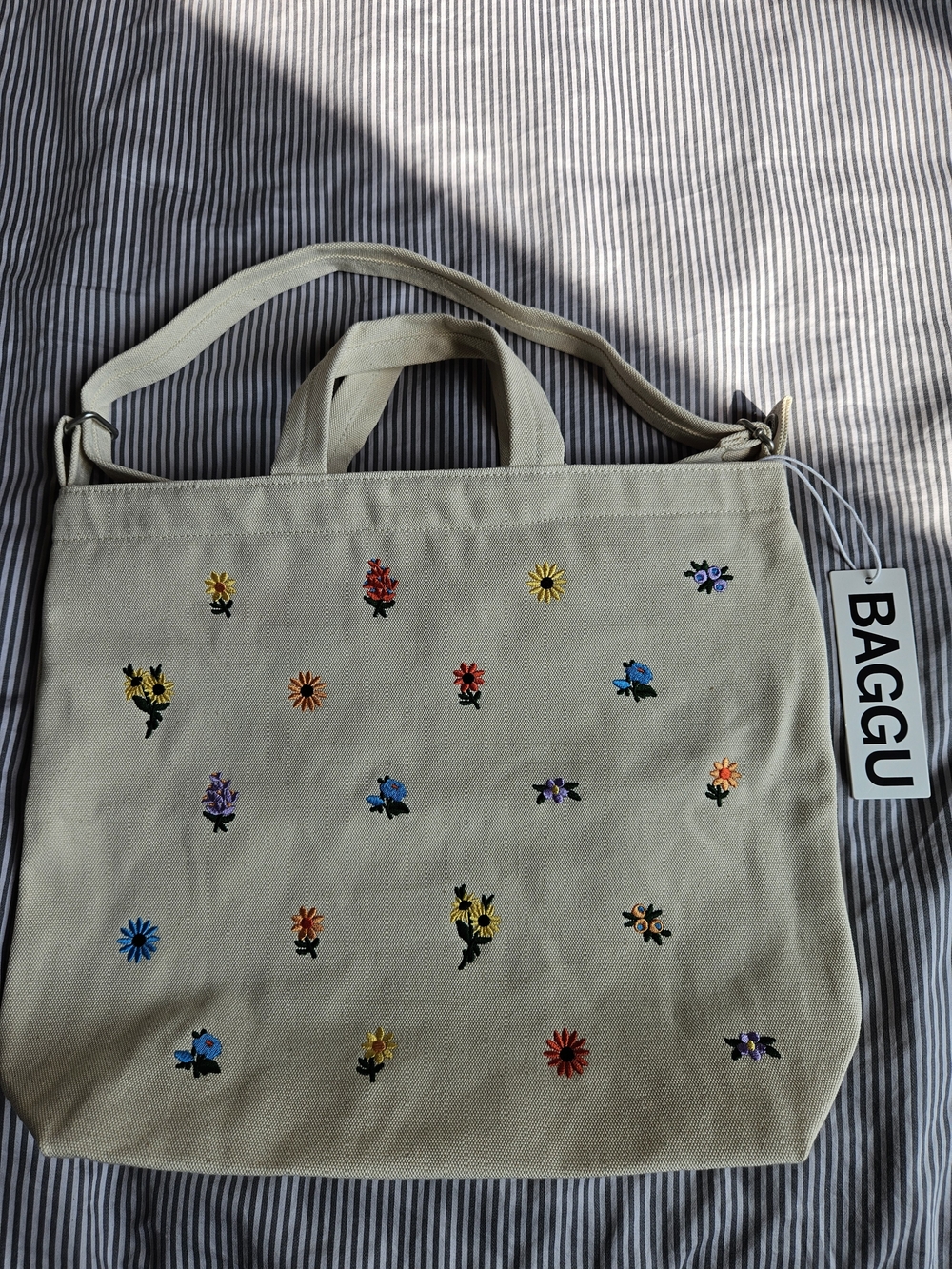 NWT - Baggu Beige Floral Embroidered Canvas Tote